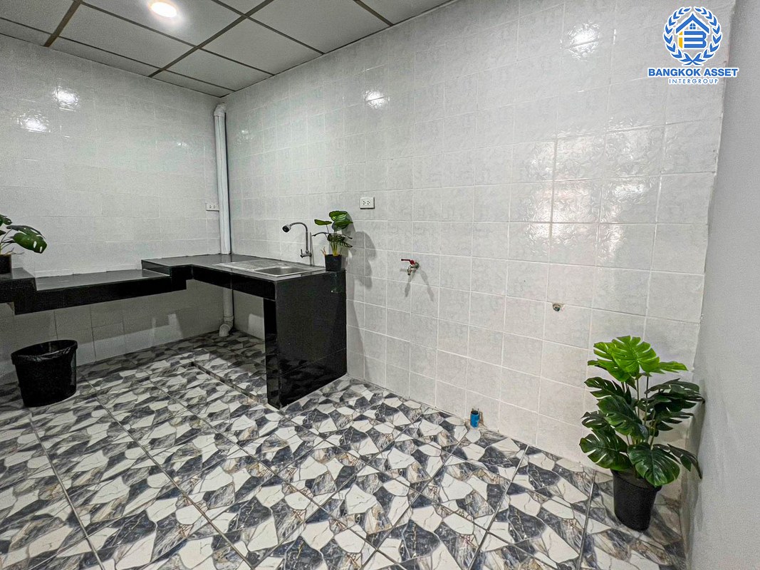 *****ทาวน์เฮ้าส์มือสองกรุงเทพมหานคร โครงการ เค.ซี รามอินทรา3 เนื้อที่ 16 ตร.ว สภาพดีเหมือนใหม่ พร้อมขาย พร้อมฟังก์ชัน 2 ห้องนอน 2 ห้องน้ำ 1 ที่จอดรถ ทำเลเดินทางสะดวก เชื่อมต่อถนนหทัยราษฎร์, ถนนไทยรามัญ, ถนนพระยาสุเรนทร์ ใกล้สถานที่ท่องเที่ยว "ซาฟารีเวิลด์" และใกล้ห้างสรรพสินค้า "แฟชั่นไอส์แลนด์"