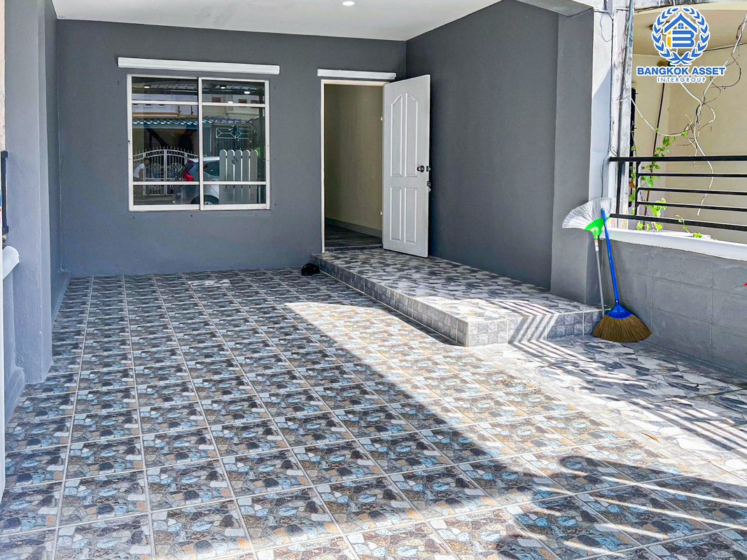 *****ทาวน์เฮ้าส์มือสองกรุงเทพมหานคร โครงการ เค.ซี รามอินทรา3 เนื้อที่ 16 ตร.ว สภาพดีเหมือนใหม่ พร้อมขาย พร้อมฟังก์ชัน 2 ห้องนอน 2 ห้องน้ำ 1 ที่จอดรถ ทำเลเดินทางสะดวก เชื่อมต่อถนนหทัยราษฎร์, ถนนไทยรามัญ, ถนนพระยาสุเรนทร์ ใกล้สถานที่ท่องเที่ยว "ซาฟารีเวิลด์" และใกล้ห้างสรรพสินค้า "แฟชั่นไอส์แลนด์"