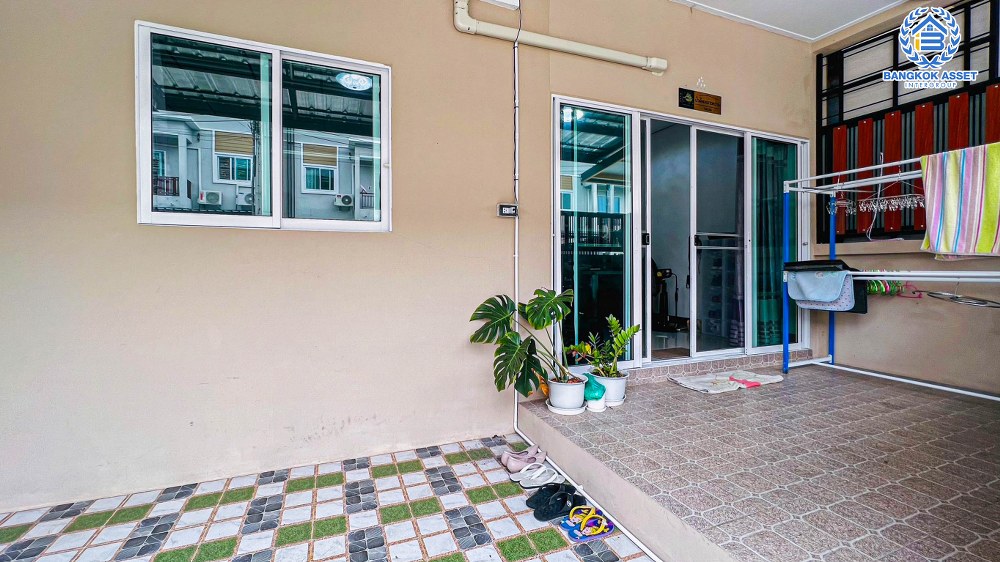 ทาวน์เฮ้าส์มือสอง กรุงเทพฯ หมู่บ้าน อรุณทอง เพชรเกษม เนื้อที่กว้าง 18 ตร.ว. ฟังก์ชัน 3 ห้องนอน 2 ห้องน้ำ บ้านสภาพสวยสไตล์ Home Office พร้อมราคาสุดคุ้มค่า! ตั้งบนทำเลแห่งการเดินทาง แถมฟรี! เครื่องปรับอากาศ เชื่อมต่อถนนเพชรเกษม ใกล้โครงการรถไฟฟ้าสายสีน้ำเงิน "สถานีบางหว้า" จองเลย