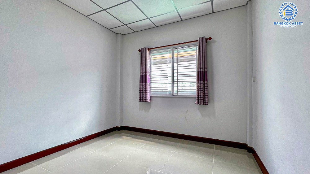 ทาวน์เฮ้าส์มือสอง กรุงเทพฯ หมู่บ้าน อรุณทอง เพชรเกษม เนื้อที่กว้าง 18 ตร.ว. ฟังก์ชัน 3 ห้องนอน 2 ห้องน้ำ บ้านสภาพสวยสไตล์ Home Office พร้อมราคาสุดคุ้มค่า! ตั้งบนทำเลแห่งการเดินทาง แถมฟรี! เครื่องปรับอากาศ เชื่อมต่อถนนเพชรเกษม ใกล้โครงการรถไฟฟ้าสายสีน้ำเงิน "สถานีบางหว้า" จองเลย