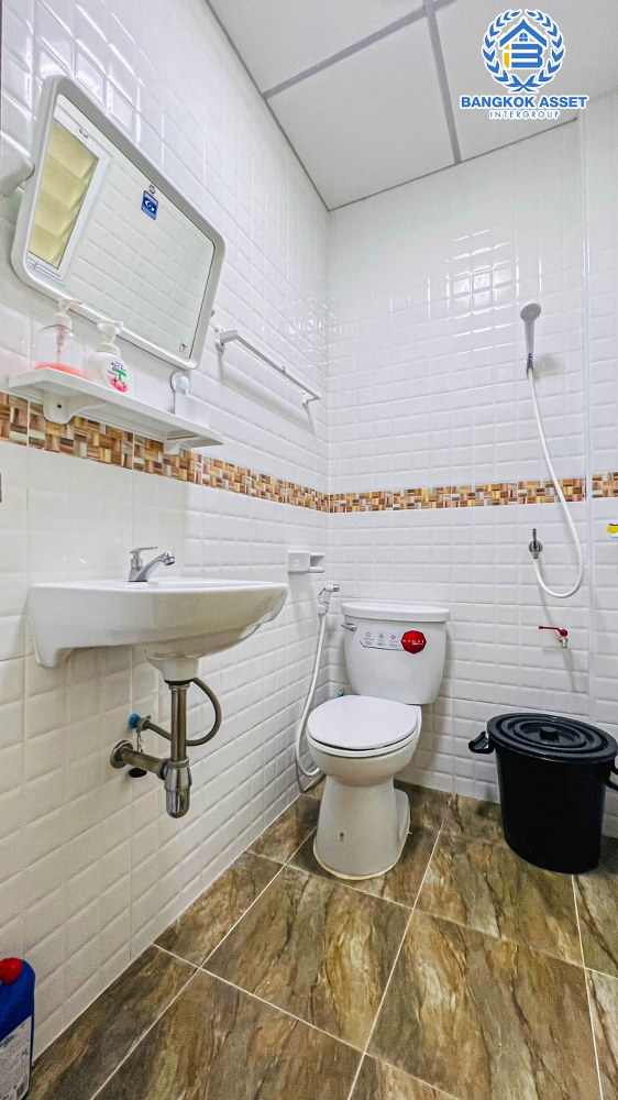 ทาวน์เฮ้าส์มือสอง กรุงเทพฯ หมู่บ้าน อรุณทอง เพชรเกษม เนื้อที่กว้าง 18 ตร.ว. ฟังก์ชัน 3 ห้องนอน 2 ห้องน้ำ บ้านสภาพสวยสไตล์ Home Office พร้อมราคาสุดคุ้มค่า! ตั้งบนทำเลแห่งการเดินทาง แถมฟรี! เครื่องปรับอากาศ เชื่อมต่อถนนเพชรเกษม ใกล้โครงการรถไฟฟ้าสายสีน้ำเงิน "สถานีบางหว้า" จองเลย