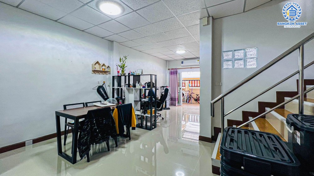 ทาวน์เฮ้าส์มือสอง กรุงเทพฯ หมู่บ้าน อรุณทอง เพชรเกษม เนื้อที่กว้าง 18 ตร.ว. ฟังก์ชัน 3 ห้องนอน 2 ห้องน้ำ บ้านสภาพสวยสไตล์ Home Office พร้อมราคาสุดคุ้มค่า! ตั้งบนทำเลแห่งการเดินทาง แถมฟรี! เครื่องปรับอากาศ เชื่อมต่อถนนเพชรเกษม ใกล้โครงการรถไฟฟ้าสายสีน้ำเงิน "สถานีบางหว้า" จองเลย