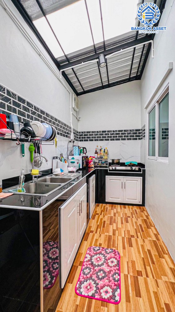 ทาวน์เฮ้าส์มือสอง กรุงเทพฯ หมู่บ้าน อรุณทอง เพชรเกษม เนื้อที่กว้าง 18 ตร.ว. ฟังก์ชัน 3 ห้องนอน 2 ห้องน้ำ บ้านสภาพสวยสไตล์ Home Office พร้อมราคาสุดคุ้มค่า! ตั้งบนทำเลแห่งการเดินทาง แถมฟรี! เครื่องปรับอากาศ เชื่อมต่อถนนเพชรเกษม ใกล้โครงการรถไฟฟ้าสายสีน้ำเงิน "สถานีบางหว้า" จองเลย