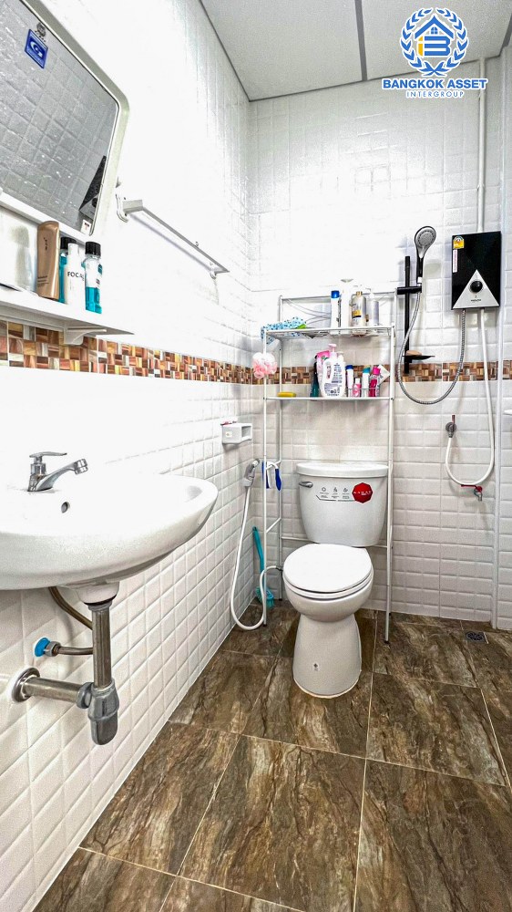 ทาวน์เฮ้าส์มือสอง กรุงเทพฯ หมู่บ้าน อรุณทอง เพชรเกษม เนื้อที่กว้าง 18 ตร.ว. ฟังก์ชัน 3 ห้องนอน 2 ห้องน้ำ บ้านสภาพสวยสไตล์ Home Office พร้อมราคาสุดคุ้มค่า! ตั้งบนทำเลแห่งการเดินทาง แถมฟรี! เครื่องปรับอากาศ เชื่อมต่อถนนเพชรเกษม ใกล้โครงการรถไฟฟ้าสายสีน้ำเงิน "สถานีบางหว้า" จองเลย