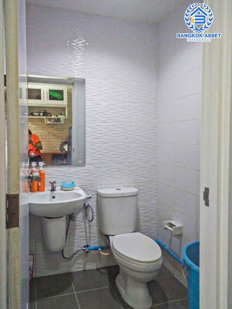 ทาวน์เฮ้าส์มือสอง โครงการ พฤกษา105 ฉลองกรุง-ลาดกระบัง หลังมุม! เนื้อที่ 22.30 ตร.ว. ฟังก์ชัน 3 ห้องนอน 2 ห้องน้ำ บ้านต่อเติมครบ ฟรีแอร์! พร้อมเข้าอยู่ ทำเลดี เข้า-ออกได้ทั้งถนนฉลองกรุง และถนนสุวิทวงศ์ เชื่อมต่อรถไฟฟ้าสายสีส้ม(สายอนาคต) "สถานีสถานีสุวินทวงศ์" และถนนมอเตอร์เวย์กรุงเทพฯ-ชลบุรี