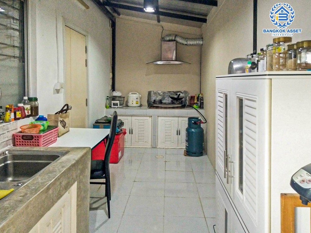 ทาวน์เฮ้าส์มือสอง โครงการ พฤกษา105 ฉลองกรุง-ลาดกระบัง หลังมุม! เนื้อที่ 22.30 ตร.ว. ฟังก์ชัน 3 ห้องนอน 2 ห้องน้ำ บ้านต่อเติมครบ ฟรีแอร์! พร้อมเข้าอยู่ ทำเลดี เข้า-ออกได้ทั้งถนนฉลองกรุง และถนนสุวิทวงศ์ เชื่อมต่อรถไฟฟ้าสายสีส้ม(สายอนาคต) "สถานีสถานีสุวินทวงศ์" และถนนมอเตอร์เวย์กรุงเทพฯ-ชลบุรี