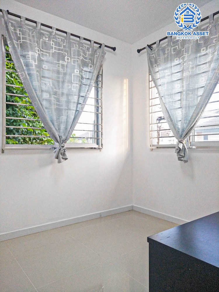 ทาวน์เฮ้าส์มือสอง โครงการ พฤกษา105 ฉลองกรุง-ลาดกระบัง หลังมุม! เนื้อที่ 22.30 ตร.ว. ฟังก์ชัน 3 ห้องนอน 2 ห้องน้ำ บ้านต่อเติมครบ ฟรีแอร์! พร้อมเข้าอยู่ ทำเลดี เข้า-ออกได้ทั้งถนนฉลองกรุง และถนนสุวิทวงศ์ เชื่อมต่อรถไฟฟ้าสายสีส้ม(สายอนาคต) "สถานีสถานีสุวินทวงศ์" และถนนมอเตอร์เวย์กรุงเทพฯ-ชลบุรี