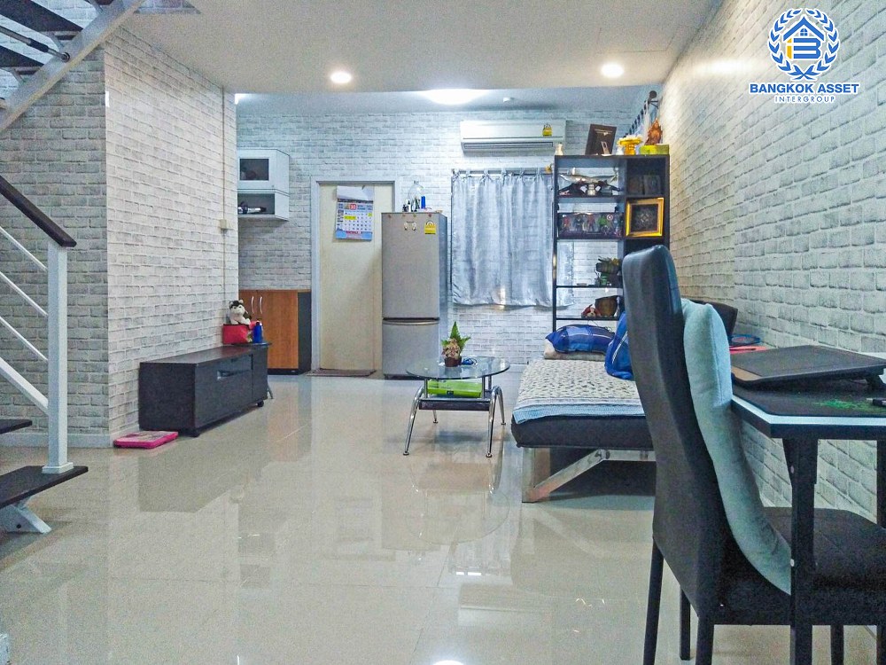 ทาวน์เฮ้าส์มือสอง โครงการ พฤกษา105 ฉลองกรุง-ลาดกระบัง หลังมุม! เนื้อที่ 22.30 ตร.ว. ฟังก์ชัน 3 ห้องนอน 2 ห้องน้ำ บ้านต่อเติมครบ ฟรีแอร์! พร้อมเข้าอยู่ ทำเลดี เข้า-ออกได้ทั้งถนนฉลองกรุง และถนนสุวิทวงศ์ เชื่อมต่อรถไฟฟ้าสายสีส้ม(สายอนาคต) "สถานีสถานีสุวินทวงศ์" และถนนมอเตอร์เวย์กรุงเทพฯ-ชลบุรี