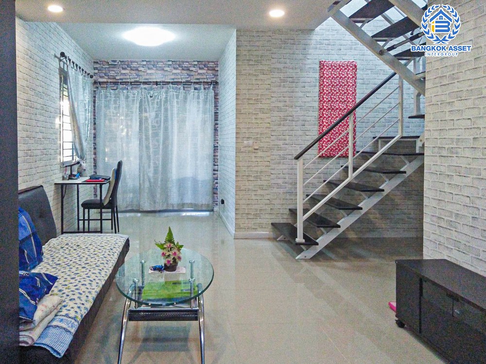 ทาวน์เฮ้าส์มือสอง โครงการ พฤกษา105 ฉลองกรุง-ลาดกระบัง หลังมุม! เนื้อที่ 22.30 ตร.ว. ฟังก์ชัน 3 ห้องนอน 2 ห้องน้ำ บ้านต่อเติมครบ ฟรีแอร์! พร้อมเข้าอยู่ ทำเลดี เข้า-ออกได้ทั้งถนนฉลองกรุง และถนนสุวิทวงศ์ เชื่อมต่อรถไฟฟ้าสายสีส้ม(สายอนาคต) "สถานีสถานีสุวินทวงศ์" และถนนมอเตอร์เวย์กรุงเทพฯ-ชลบุรี