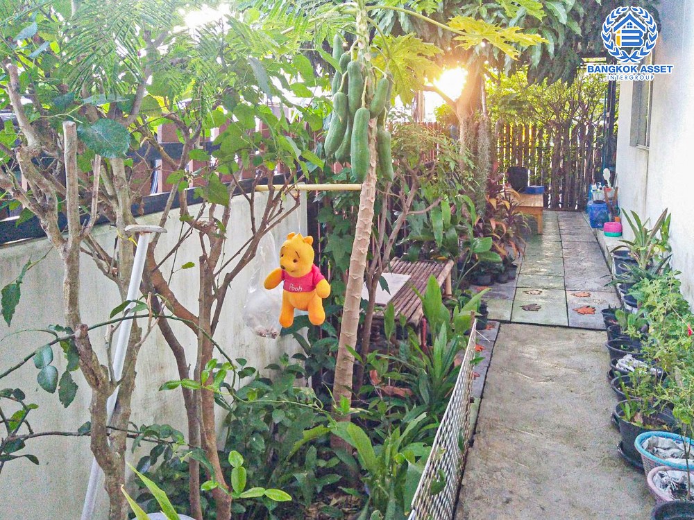 ทาวน์เฮ้าส์มือสอง โครงการ พฤกษา105 ฉลองกรุง-ลาดกระบัง หลังมุม! เนื้อที่ 22.30 ตร.ว. ฟังก์ชัน 3 ห้องนอน 2 ห้องน้ำ บ้านต่อเติมครบ ฟรีแอร์! พร้อมเข้าอยู่ ทำเลดี เข้า-ออกได้ทั้งถนนฉลองกรุง และถนนสุวิทวงศ์ เชื่อมต่อรถไฟฟ้าสายสีส้ม(สายอนาคต) "สถานีสถานีสุวินทวงศ์" และถนนมอเตอร์เวย์กรุงเทพฯ-ชลบุรี