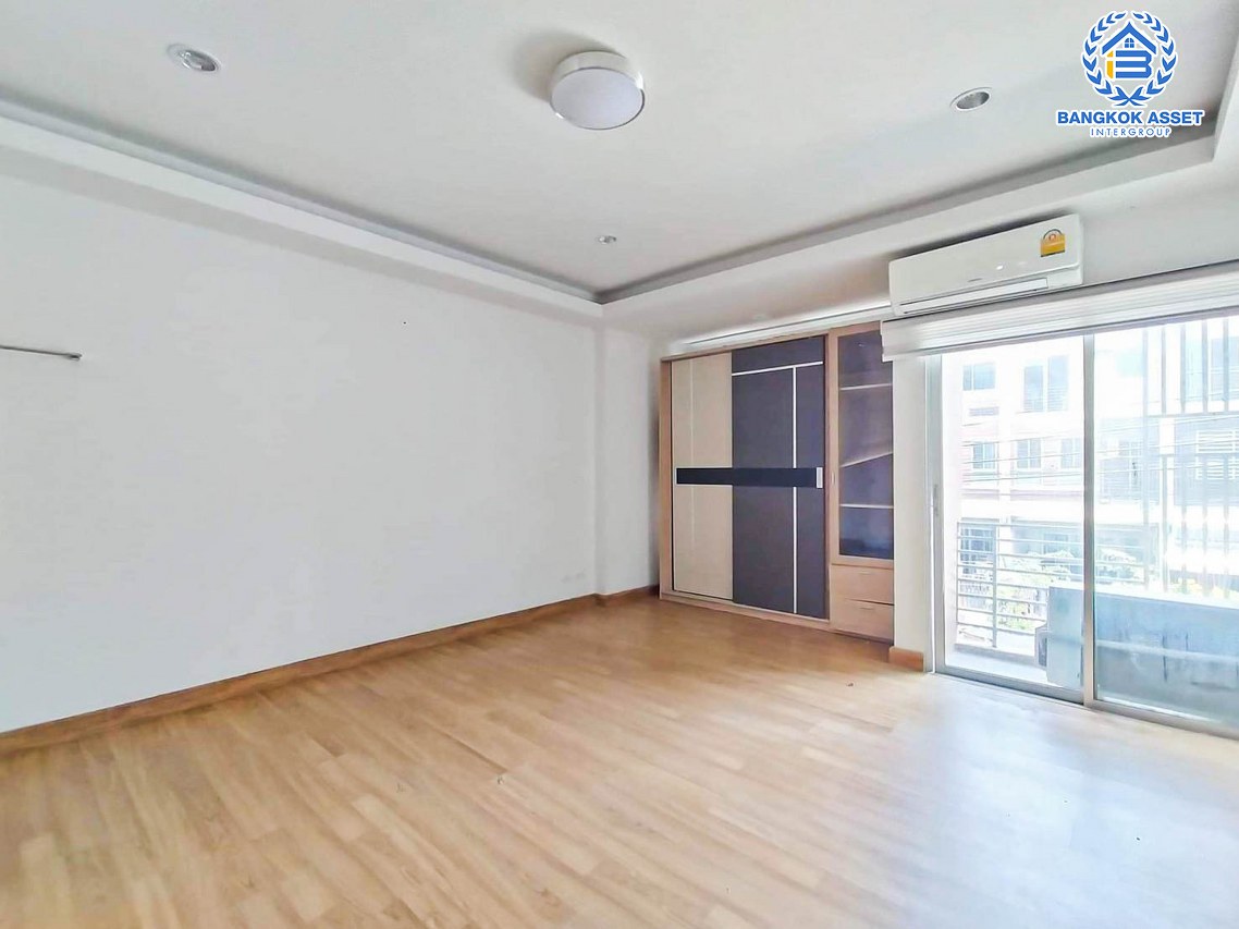 *****ทาวน์โฮมมือสองนนทบุรี หมู่บ้าน สิวารัตน์9 บางกรวย-กรุงเทพ เนื้อที่ 19 ตร.ว. ฟังก์ชัน 4 ห้องนอน 3 ห้องน้ำ 1 ที่จอดรถ แถมฟรี! 1 เครื่องปรับอากาศ บนทำเลแห่งการเดินทาง เชื่อมต่อถนนบางกรวย-ไทรน้อย, ถนนกาญจนาภิเษก ใกล้รถไฟฟ้าสายสีม่วง "สถานีคลองบางไผ่"