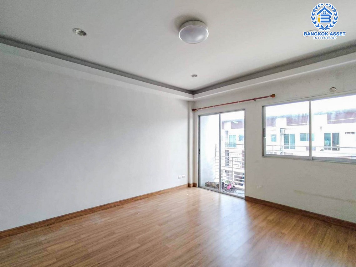 *****ทาวน์โฮมมือสองนนทบุรี หมู่บ้าน สิวารัตน์9 บางกรวย-กรุงเทพ เนื้อที่ 19 ตร.ว. ฟังก์ชัน 4 ห้องนอน 3 ห้องน้ำ 1 ที่จอดรถ แถมฟรี! 1 เครื่องปรับอากาศ บนทำเลแห่งการเดินทาง เชื่อมต่อถนนบางกรวย-ไทรน้อย, ถนนกาญจนาภิเษก ใกล้รถไฟฟ้าสายสีม่วง "สถานีคลองบางไผ่"