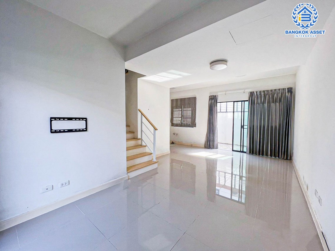 *****ทาวน์เฮ้าส์มือสองกรุงเทพมหานคร โครงการ เดอะคอนเนค31 ดอนเมือง-เทิดราชัน เนื้อที่ 18.2 ตร.ว. ฟังก์ชัน 3 ห้องนอน 2 ห้องน้ำ 1 ที่จอดรถ แถมฟรี! 1 เครื่องปรับอากาศ 1 เครื่องทำน้ำอุ่น บนทำเลใกล้สนามบินดอนเมือง, รถไฟฟ้าสายสีแดง "สถานีดอนเมือง" และทางด่วน "อุตรภิมุข"