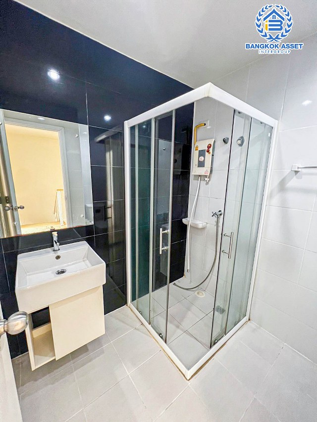 *****ทาวน์เฮ้าส์มือสองกรุงเทพมหานคร โครงการ เดอะคอนเนค31 ดอนเมือง-เทิดราชัน เนื้อที่ 18.2 ตร.ว. ฟังก์ชัน 3 ห้องนอน 2 ห้องน้ำ 1 ที่จอดรถ แถมฟรี! 1 เครื่องปรับอากาศ 1 เครื่องทำน้ำอุ่น บนทำเลใกล้สนามบินดอนเมือง, รถไฟฟ้าสายสีแดง "สถานีดอนเมือง" และทางด่วน "อุตรภิมุข"