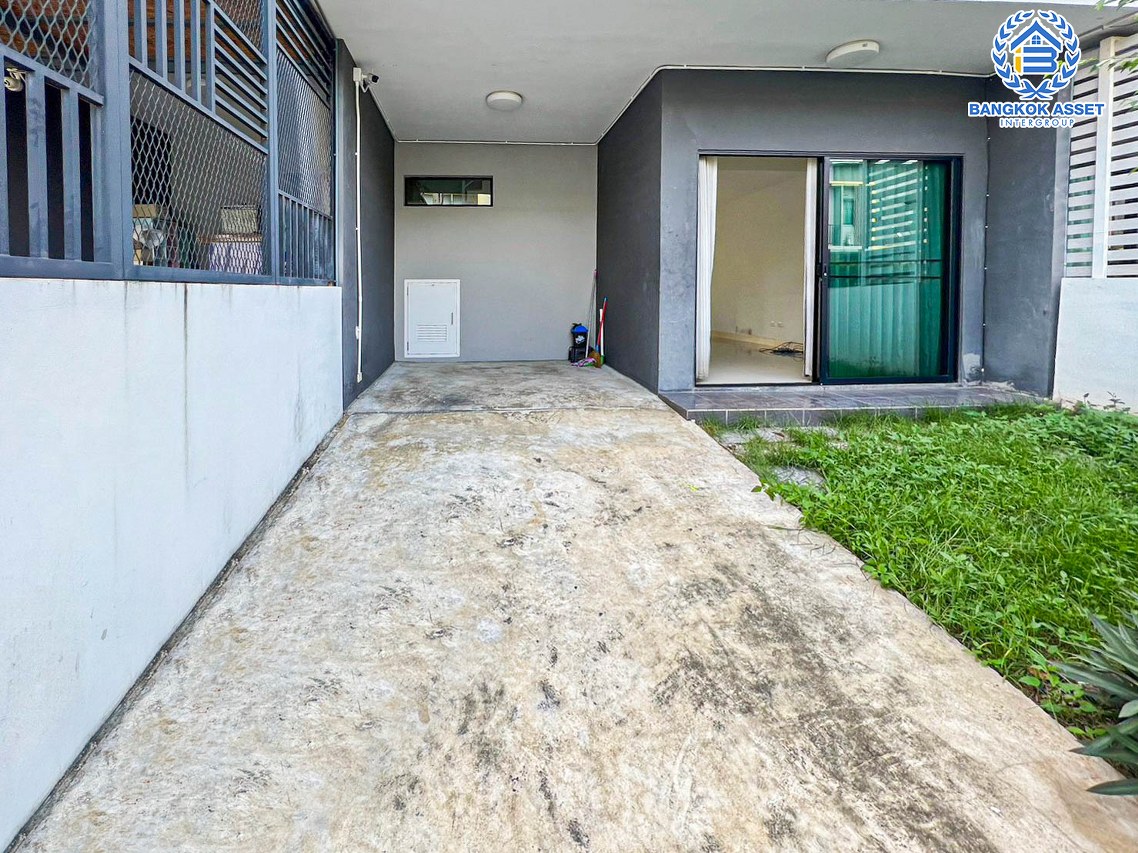 *****ทาวน์เฮ้าส์มือสองกรุงเทพมหานคร โครงการ เดอะคอนเนค31 ดอนเมือง-เทิดราชัน เนื้อที่ 18.2 ตร.ว. ฟังก์ชัน 3 ห้องนอน 2 ห้องน้ำ 1 ที่จอดรถ แถมฟรี! 1 เครื่องปรับอากาศ 1 เครื่องทำน้ำอุ่น บนทำเลใกล้สนามบินดอนเมือง, รถไฟฟ้าสายสีแดง "สถานีดอนเมือง" และทางด่วน "อุตรภิมุข"