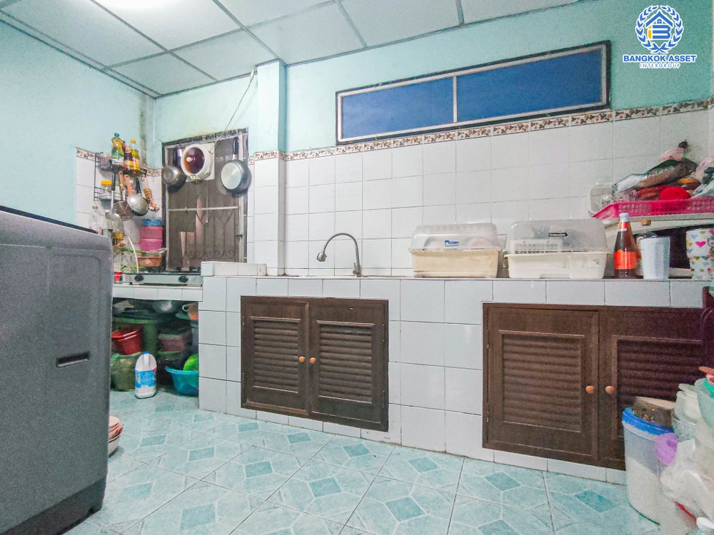 ทาวน์เฮ้าส์มือสอง หมู่บ้าน รัตนาธิเบศร์ รัตนาธิเบศร์ เนื้อที่กว้าง 16 ตร.ว. ฟังก์ชัน 2 ห้องนอน 2 ห้องน้ำ 1 ที่จอดรถ สภาพดี บนทำเลเชื่อมต่อทุกการเดินทางได้ง่าย ๆ เข้า-ออก ถนนกาญจนาภิเษก, ถนนบางกรวย-ไทรน้อย, ถนนรัตนาธิเบศร์ ใกล้รถไฟฟ้าสายสีม่วง "สถานีตลาดบางใหญ่" และจุดขึ้นทางด่วน "กาญจนาภิเษก"