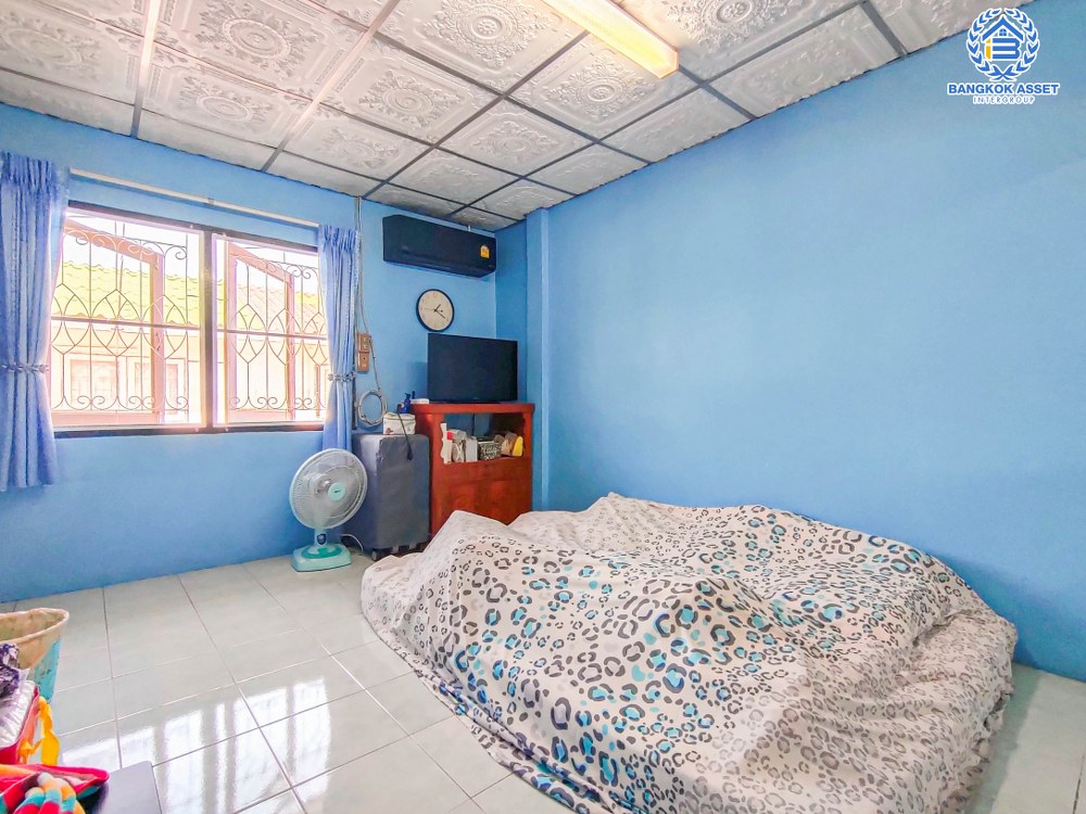 ทาวน์เฮ้าส์มือสอง หมู่บ้าน รัตนาธิเบศร์ รัตนาธิเบศร์ เนื้อที่กว้าง 16 ตร.ว. ฟังก์ชัน 2 ห้องนอน 2 ห้องน้ำ 1 ที่จอดรถ สภาพดี บนทำเลเชื่อมต่อทุกการเดินทางได้ง่าย ๆ เข้า-ออก ถนนกาญจนาภิเษก, ถนนบางกรวย-ไทรน้อย, ถนนรัตนาธิเบศร์ ใกล้รถไฟฟ้าสายสีม่วง "สถานีตลาดบางใหญ่" และจุดขึ้นทางด่วน "กาญจนาภิเษก"