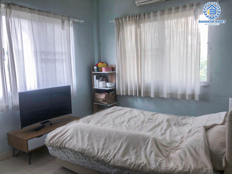 *****บ้านเดี่ยวมือสองนนทบุรี หมู่บ้าน ซอยแจ้งวัฒนะ-ปากเกร็ด20 เนื้อที่ 67 ตร.ว. พื้นที่ใช้สอยเยอะ ฟังก์ชัน 3 ห้องนอน 3 ห้องน้ำ 2 ที่จอดรถ แถมฟรี! 4 เครื่องปรับอากาศ 3 เครื่องทำน้ำอุ่น ทำเลเชื่อมต่อ ถนนเลี่ยงเมืองปากเกร็ด, ถนนแจ้งวัฒนะ ใกล้รถไฟฟ้าสายสีชมพู "สถานีกรมชลประทาน" และทางด่วน "ศรีรัช"