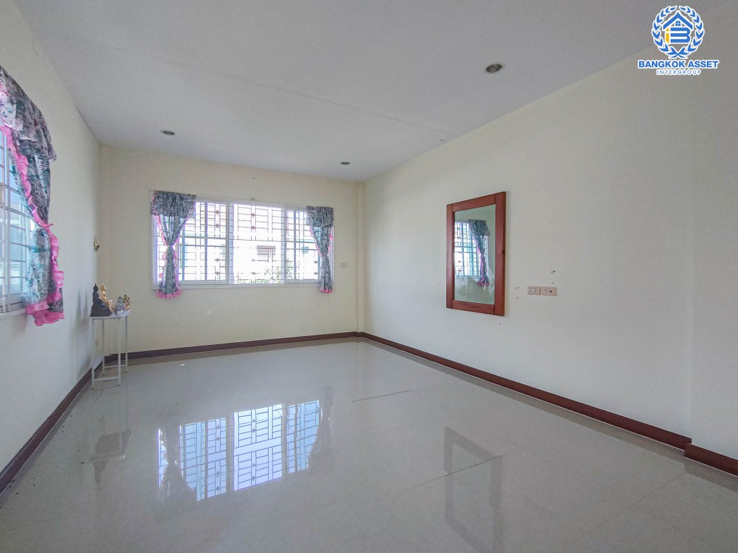 บ้านเดี่ยวมือสองนนทบุรี โครงการ รุ่งกานต์3 บ้านกล้วย-ไทรน้อย เนื้อที่ 64 ตร.ว หลังใหญ่ สภาพดี พร้อมขาย กับฟังก์ชัน 3 ห้องนอน 2 ห้องน้ำ 2 ที่จอดรถ ที่สุดแห่งทำเล เชื่อมต่อถนนกาญจนาภิเษก, ถนนบางกรวย-ไทรน้อย ใกล้โรงพยาบาลบางบัวทอง2 และโครงการรถไฟฟ้าสายสีม่วง "สถานีคลองบางไผ่"