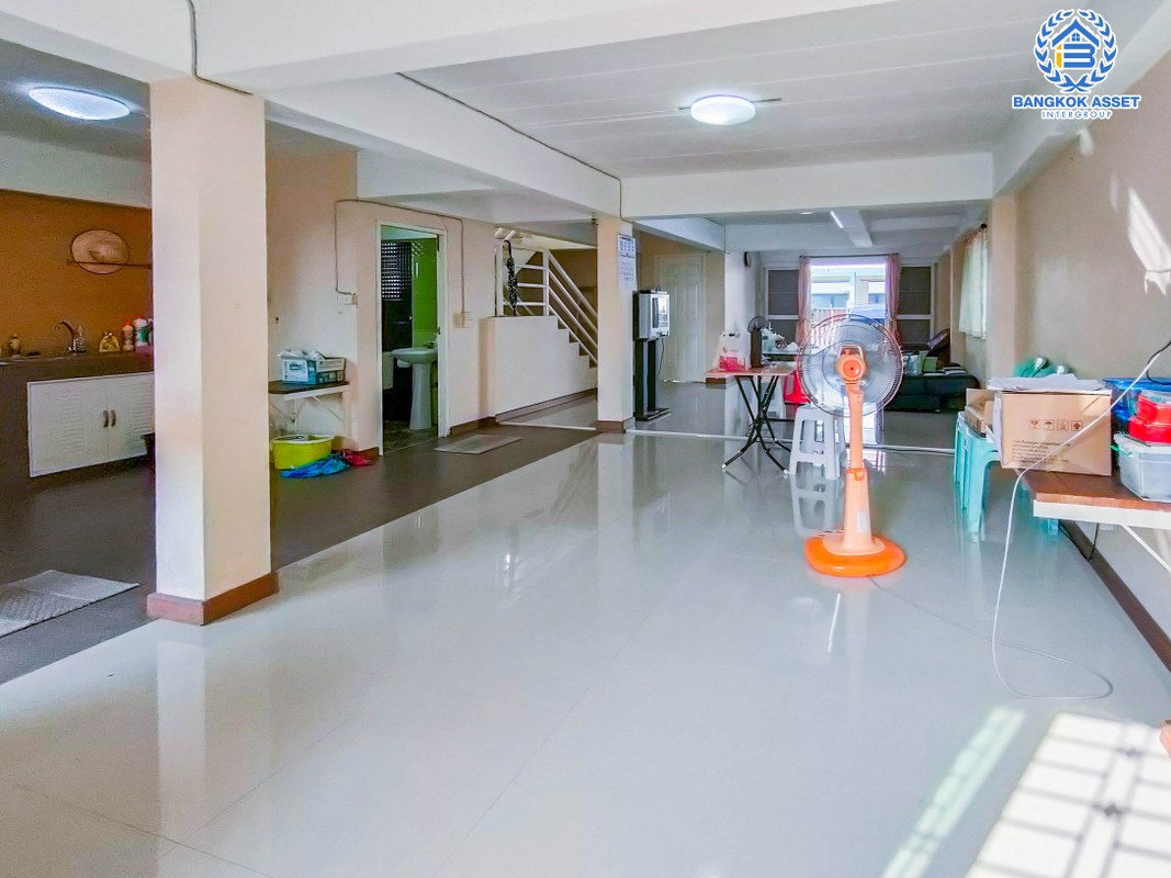 บ้านเดี่ยวมือสองนนทบุรี โครงการ รุ่งกานต์3 บ้านกล้วย-ไทรน้อย เนื้อที่ 64 ตร.ว หลังใหญ่ สภาพดี พร้อมขาย กับฟังก์ชัน 3 ห้องนอน 2 ห้องน้ำ 2 ที่จอดรถ ที่สุดแห่งทำเล เชื่อมต่อถนนกาญจนาภิเษก, ถนนบางกรวย-ไทรน้อย ใกล้โรงพยาบาลบางบัวทอง2 และโครงการรถไฟฟ้าสายสีม่วง "สถานีคลองบางไผ่"