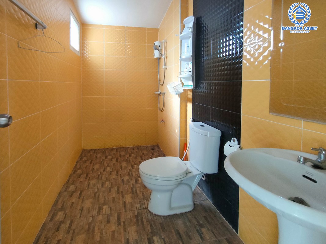 บ้านเดี่ยวมือสองนนทบุรี โครงการ รุ่งกานต์3 บ้านกล้วย-ไทรน้อย เนื้อที่ 64 ตร.ว หลังใหญ่ สภาพดี พร้อมขาย กับฟังก์ชัน 3 ห้องนอน 2 ห้องน้ำ 2 ที่จอดรถ ที่สุดแห่งทำเล เชื่อมต่อถนนกาญจนาภิเษก, ถนนบางกรวย-ไทรน้อย ใกล้โรงพยาบาลบางบัวทอง2 และโครงการรถไฟฟ้าสายสีม่วง "สถานีคลองบางไผ่"