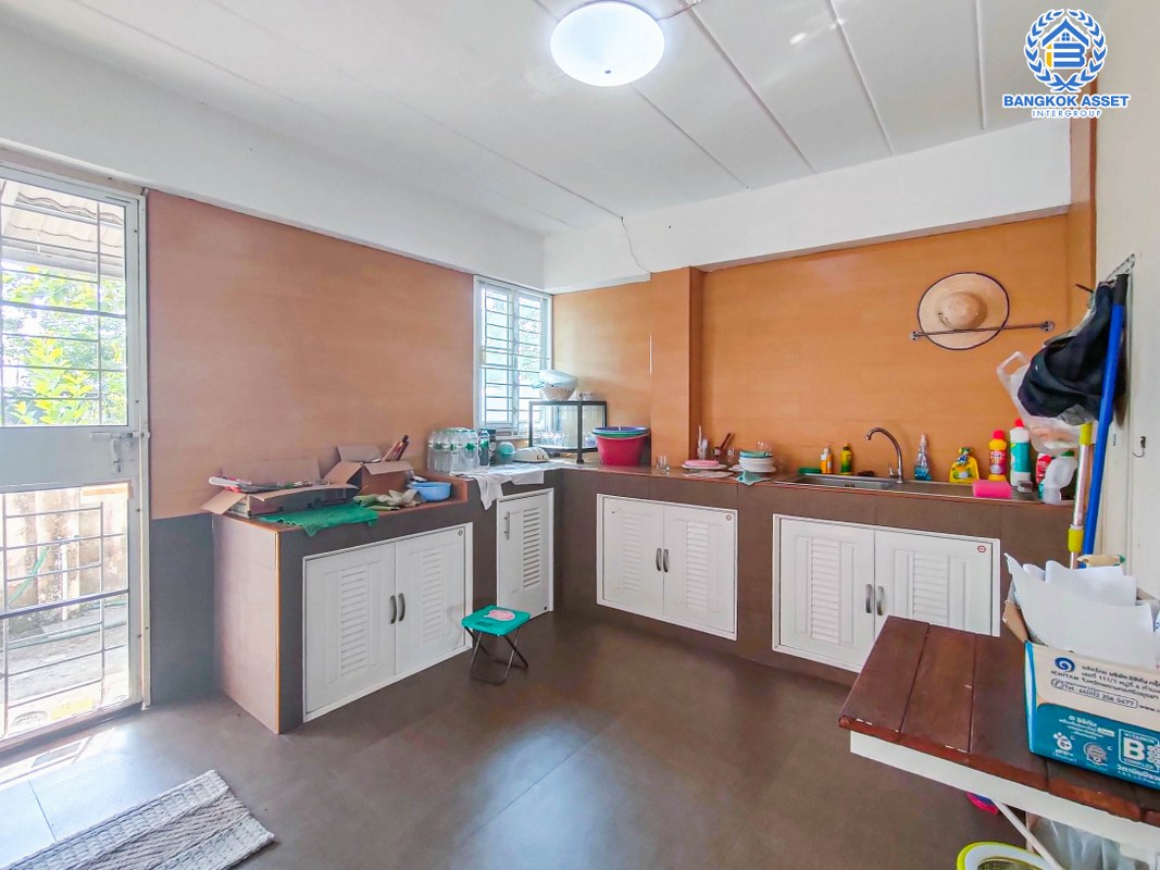 บ้านเดี่ยวมือสองนนทบุรี โครงการ รุ่งกานต์3 บ้านกล้วย-ไทรน้อย เนื้อที่ 64 ตร.ว หลังใหญ่ สภาพดี พร้อมขาย กับฟังก์ชัน 3 ห้องนอน 2 ห้องน้ำ 2 ที่จอดรถ ที่สุดแห่งทำเล เชื่อมต่อถนนกาญจนาภิเษก, ถนนบางกรวย-ไทรน้อย ใกล้โรงพยาบาลบางบัวทอง2 และโครงการรถไฟฟ้าสายสีม่วง "สถานีคลองบางไผ่"