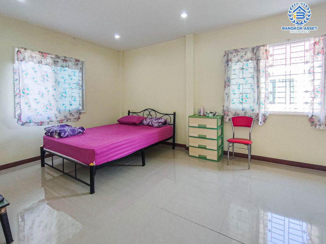 บ้านเดี่ยวมือสองนนทบุรี โครงการ รุ่งกานต์3 บ้านกล้วย-ไทรน้อย เนื้อที่ 64 ตร.ว หลังใหญ่ สภาพดี พร้อมขาย กับฟังก์ชัน 3 ห้องนอน 2 ห้องน้ำ 2 ที่จอดรถ ที่สุดแห่งทำเล เชื่อมต่อถนนกาญจนาภิเษก, ถนนบางกรวย-ไทรน้อย ใกล้โรงพยาบาลบางบัวทอง2 และโครงการรถไฟฟ้าสายสีม่วง "สถานีคลองบางไผ่"