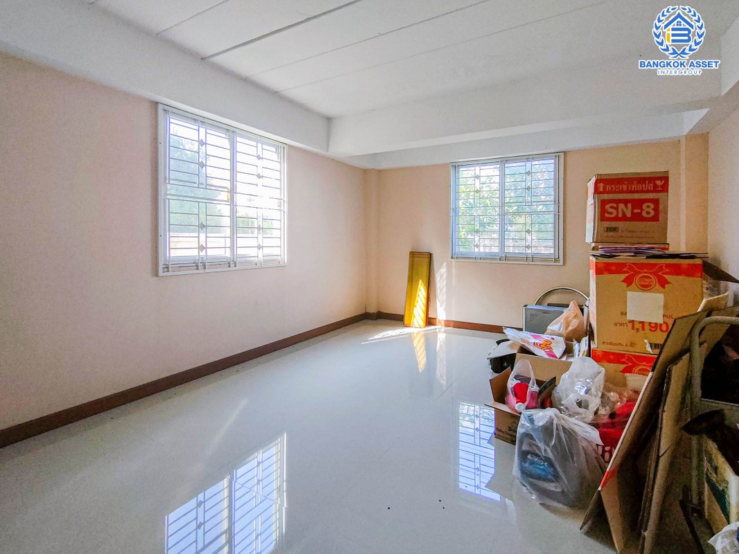 บ้านเดี่ยวมือสองนนทบุรี โครงการ รุ่งกานต์3 บ้านกล้วย-ไทรน้อย เนื้อที่ 64 ตร.ว หลังใหญ่ สภาพดี พร้อมขาย กับฟังก์ชัน 3 ห้องนอน 2 ห้องน้ำ 2 ที่จอดรถ ที่สุดแห่งทำเล เชื่อมต่อถนนกาญจนาภิเษก, ถนนบางกรวย-ไทรน้อย ใกล้โรงพยาบาลบางบัวทอง2 และโครงการรถไฟฟ้าสายสีม่วง "สถานีคลองบางไผ่"