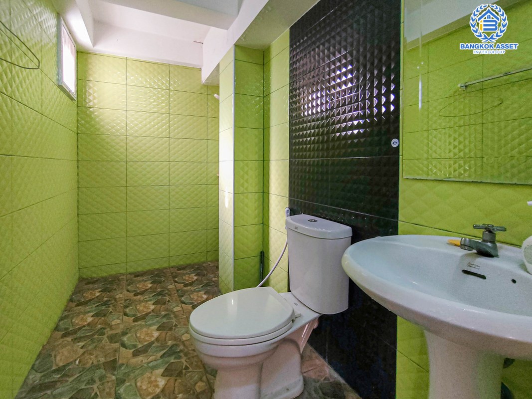 บ้านเดี่ยวมือสองนนทบุรี โครงการ รุ่งกานต์3 บ้านกล้วย-ไทรน้อย เนื้อที่ 64 ตร.ว หลังใหญ่ สภาพดี พร้อมขาย กับฟังก์ชัน 3 ห้องนอน 2 ห้องน้ำ 2 ที่จอดรถ ที่สุดแห่งทำเล เชื่อมต่อถนนกาญจนาภิเษก, ถนนบางกรวย-ไทรน้อย ใกล้โรงพยาบาลบางบัวทอง2 และโครงการรถไฟฟ้าสายสีม่วง "สถานีคลองบางไผ่"