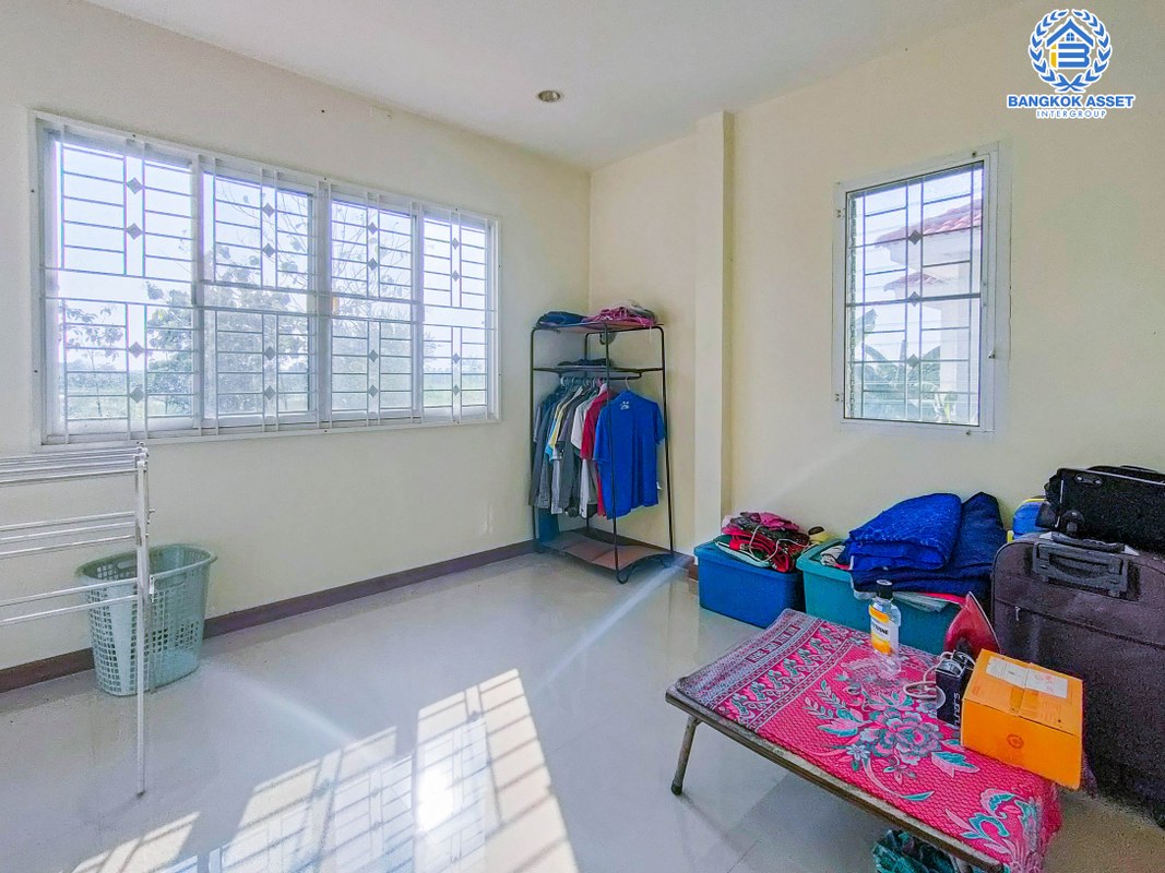 บ้านเดี่ยวมือสองนนทบุรี โครงการ รุ่งกานต์3 บ้านกล้วย-ไทรน้อย เนื้อที่ 64 ตร.ว หลังใหญ่ สภาพดี พร้อมขาย กับฟังก์ชัน 3 ห้องนอน 2 ห้องน้ำ 2 ที่จอดรถ ที่สุดแห่งทำเล เชื่อมต่อถนนกาญจนาภิเษก, ถนนบางกรวย-ไทรน้อย ใกล้โรงพยาบาลบางบัวทอง2 และโครงการรถไฟฟ้าสายสีม่วง "สถานีคลองบางไผ่"