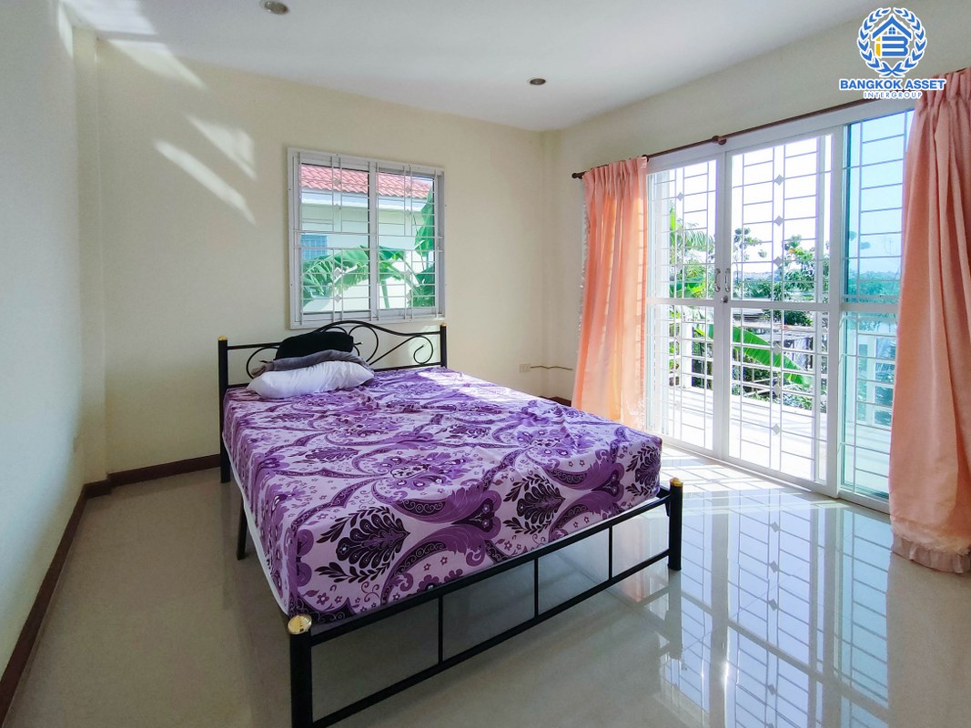 บ้านเดี่ยวมือสองนนทบุรี โครงการ รุ่งกานต์3 บ้านกล้วย-ไทรน้อย เนื้อที่ 64 ตร.ว หลังใหญ่ สภาพดี พร้อมขาย กับฟังก์ชัน 3 ห้องนอน 2 ห้องน้ำ 2 ที่จอดรถ ที่สุดแห่งทำเล เชื่อมต่อถนนกาญจนาภิเษก, ถนนบางกรวย-ไทรน้อย ใกล้โรงพยาบาลบางบัวทอง2 และโครงการรถไฟฟ้าสายสีม่วง "สถานีคลองบางไผ่"