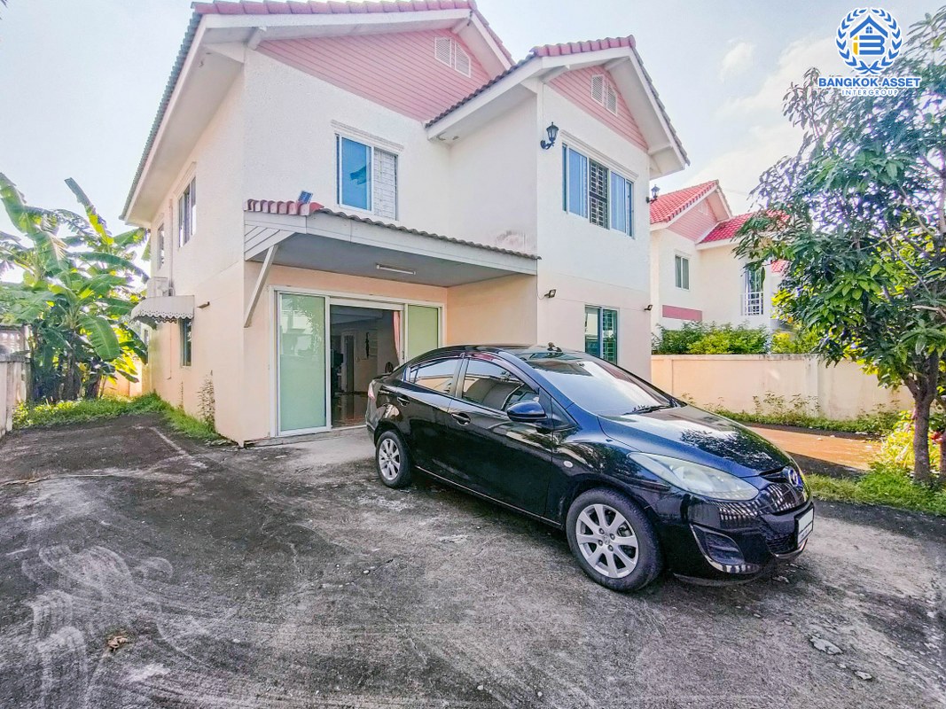 บ้านเดี่ยวมือสองนนทบุรี โครงการ รุ่งกานต์3 บ้านกล้วย-ไทรน้อย เนื้อที่ 64 ตร.ว หลังใหญ่ สภาพดี พร้อมขาย กับฟังก์ชัน 3 ห้องนอน 2 ห้องน้ำ 2 ที่จอดรถ ที่สุดแห่งทำเล เชื่อมต่อถนนกาญจนาภิเษก, ถนนบางกรวย-ไทรน้อย ใกล้โรงพยาบาลบางบัวทอง2 และโครงการรถไฟฟ้าสายสีม่วง "สถานีคลองบางไผ่"