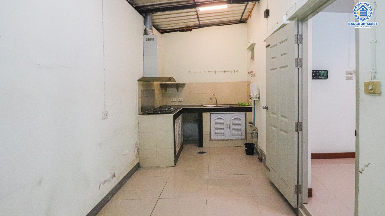 *****ทาวน์เฮ้าส์มือสองนนทบุรี หมู่บ้าน บัวทองธานีพาร์ควิลล์12 บางกรวย-ไทรน้อย เนื้อที่เกือบ 19 ตร.ว. ฟังก์ชัน 3 ห้องนอน 2 ห้องน้ำ 1 ที่จอดรถ บ้านสวยพร้อมอยู่ ต่อเติมโรงรถ และครัวหลังบ้าน บนทำเลดี เพียง 10 นาทีก็ถึงเซ็นทรัลเวสต์เกต และรถไฟฟ้าสายสีม่วง "สถานีคลองบางไผ่"