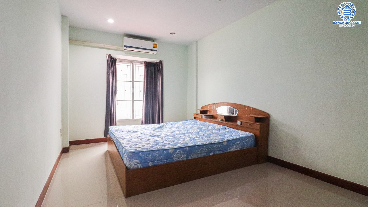 *****ทาวน์เฮ้าส์มือสองนนทบุรี หมู่บ้าน บัวทองธานีพาร์ควิลล์12 บางกรวย-ไทรน้อย เนื้อที่เกือบ 19 ตร.ว. ฟังก์ชัน 3 ห้องนอน 2 ห้องน้ำ 1 ที่จอดรถ บ้านสวยพร้อมอยู่ ต่อเติมโรงรถ และครัวหลังบ้าน บนทำเลดี เพียง 10 นาทีก็ถึงเซ็นทรัลเวสต์เกต และรถไฟฟ้าสายสีม่วง "สถานีคลองบางไผ่"