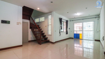 *****ทาวน์เฮ้าส์มือสองนนทบุรี หมู่บ้าน บัวทองธานีพาร์ควิลล์12 บางกรวย-ไทรน้อย เนื้อที่เกือบ 19 ตร.ว. ฟังก์ชัน 3 ห้องนอน 2 ห้องน้ำ 1 ที่จอดรถ บ้านสวยพร้อมอยู่ ต่อเติมโรงรถ และครัวหลังบ้าน บนทำเลดี เพียง 10 นาทีก็ถึงเซ็นทรัลเวสต์เกต และรถไฟฟ้าสายสีม่วง "สถานีคลองบางไผ่"