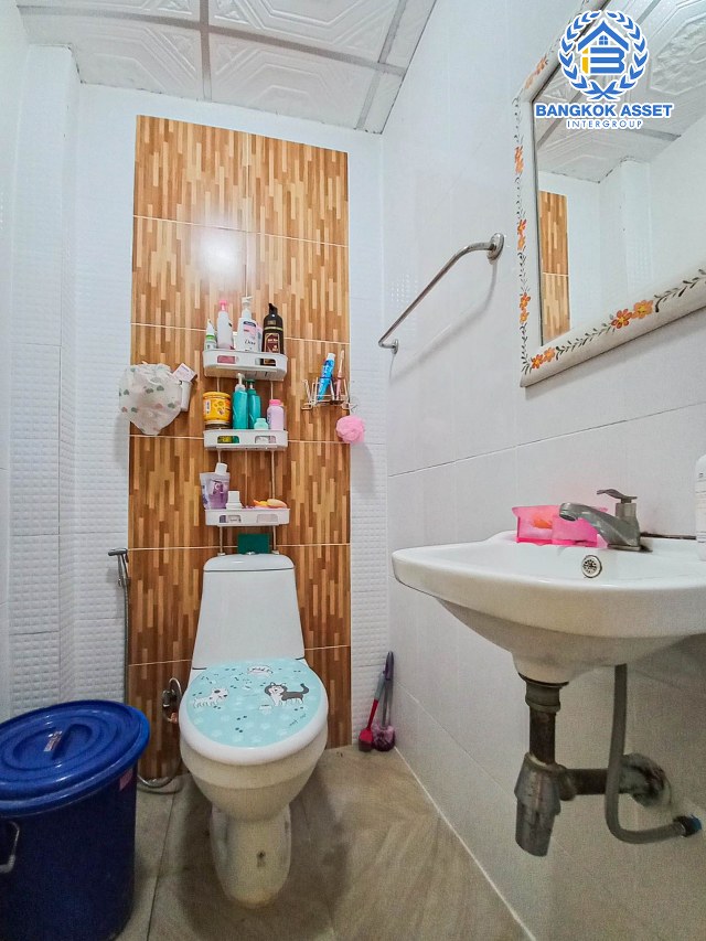 *****ทาวน์เฮ้าส์มือสองกรุงเทพฯ หมู่บ้าน อมรทรัพย์ สุวินทวงศ์ เนื้อที่กว้าง 21 ตร.ว. ฟังก์ชัน 2 ห้องนอน 2 ห้องน้ำ 2 ที่จอดรถ เข้าอยู่ได้เลย อากาศดี บนทำเลดี เชื่อมต่อถนนมีนบุรี, ถนนสุวินทวงศ์, ถนนรามคำแหง ใกล้รถไฟฟ้าสายสีชมพู "สถานีมีนบุรี" จองเลย!