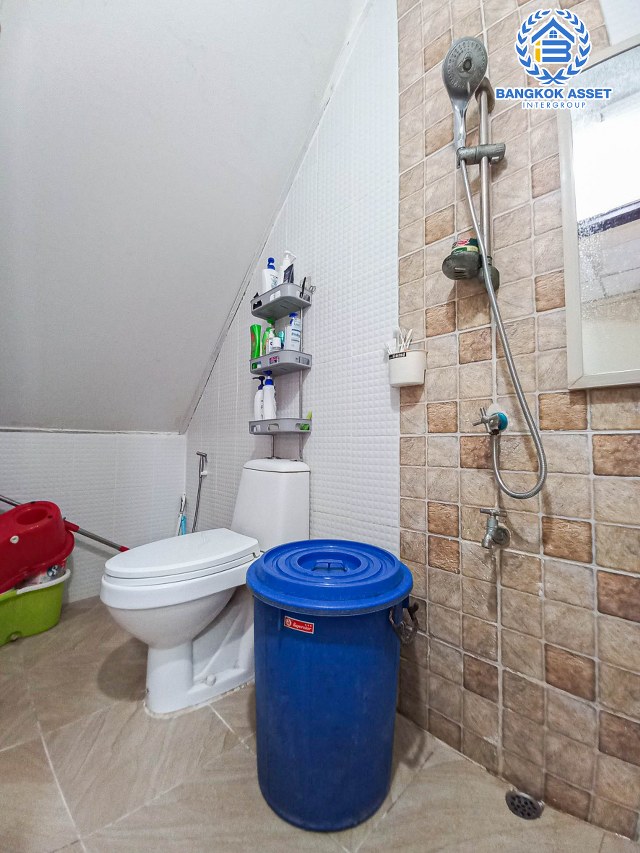 *****ทาวน์เฮ้าส์มือสองกรุงเทพฯ หมู่บ้าน อมรทรัพย์ สุวินทวงศ์ เนื้อที่กว้าง 21 ตร.ว. ฟังก์ชัน 2 ห้องนอน 2 ห้องน้ำ 2 ที่จอดรถ เข้าอยู่ได้เลย อากาศดี บนทำเลดี เชื่อมต่อถนนมีนบุรี, ถนนสุวินทวงศ์, ถนนรามคำแหง ใกล้รถไฟฟ้าสายสีชมพู "สถานีมีนบุรี" จองเลย!