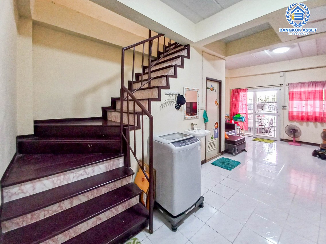 *****ทาวน์เฮ้าส์มือสองกรุงเทพฯ หมู่บ้าน อมรทรัพย์ สุวินทวงศ์ เนื้อที่กว้าง 21 ตร.ว. ฟังก์ชัน 2 ห้องนอน 2 ห้องน้ำ 2 ที่จอดรถ เข้าอยู่ได้เลย อากาศดี บนทำเลดี เชื่อมต่อถนนมีนบุรี, ถนนสุวินทวงศ์, ถนนรามคำแหง ใกล้รถไฟฟ้าสายสีชมพู "สถานีมีนบุรี" จองเลย!