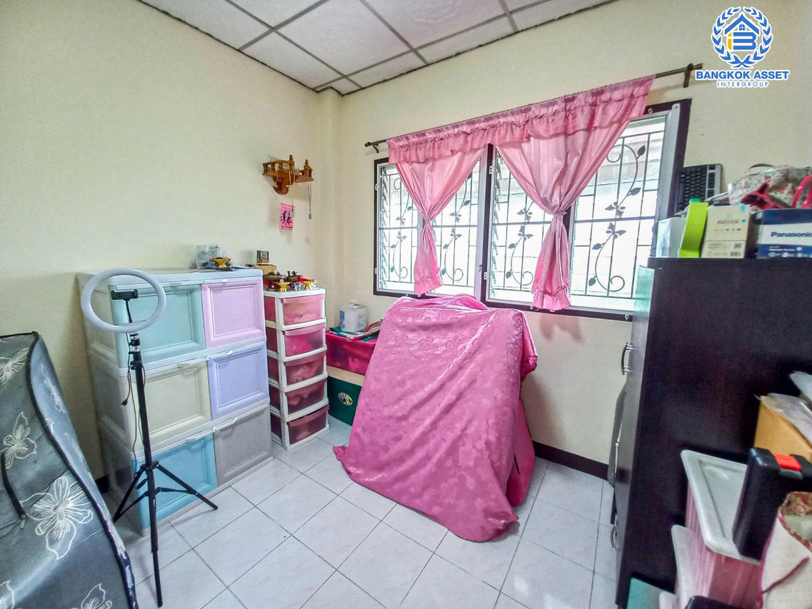 *****ทาวน์เฮ้าส์มือสองกรุงเทพฯ หมู่บ้าน อมรทรัพย์ สุวินทวงศ์ เนื้อที่กว้าง 21 ตร.ว. ฟังก์ชัน 2 ห้องนอน 2 ห้องน้ำ 2 ที่จอดรถ เข้าอยู่ได้เลย อากาศดี บนทำเลดี เชื่อมต่อถนนมีนบุรี, ถนนสุวินทวงศ์, ถนนรามคำแหง ใกล้รถไฟฟ้าสายสีชมพู "สถานีมีนบุรี" จองเลย!