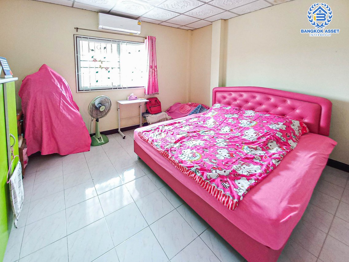 *****ทาวน์เฮ้าส์มือสองกรุงเทพฯ หมู่บ้าน อมรทรัพย์ สุวินทวงศ์ เนื้อที่กว้าง 21 ตร.ว. ฟังก์ชัน 2 ห้องนอน 2 ห้องน้ำ 2 ที่จอดรถ เข้าอยู่ได้เลย อากาศดี บนทำเลดี เชื่อมต่อถนนมีนบุรี, ถนนสุวินทวงศ์, ถนนรามคำแหง ใกล้รถไฟฟ้าสายสีชมพู "สถานีมีนบุรี" จองเลย!