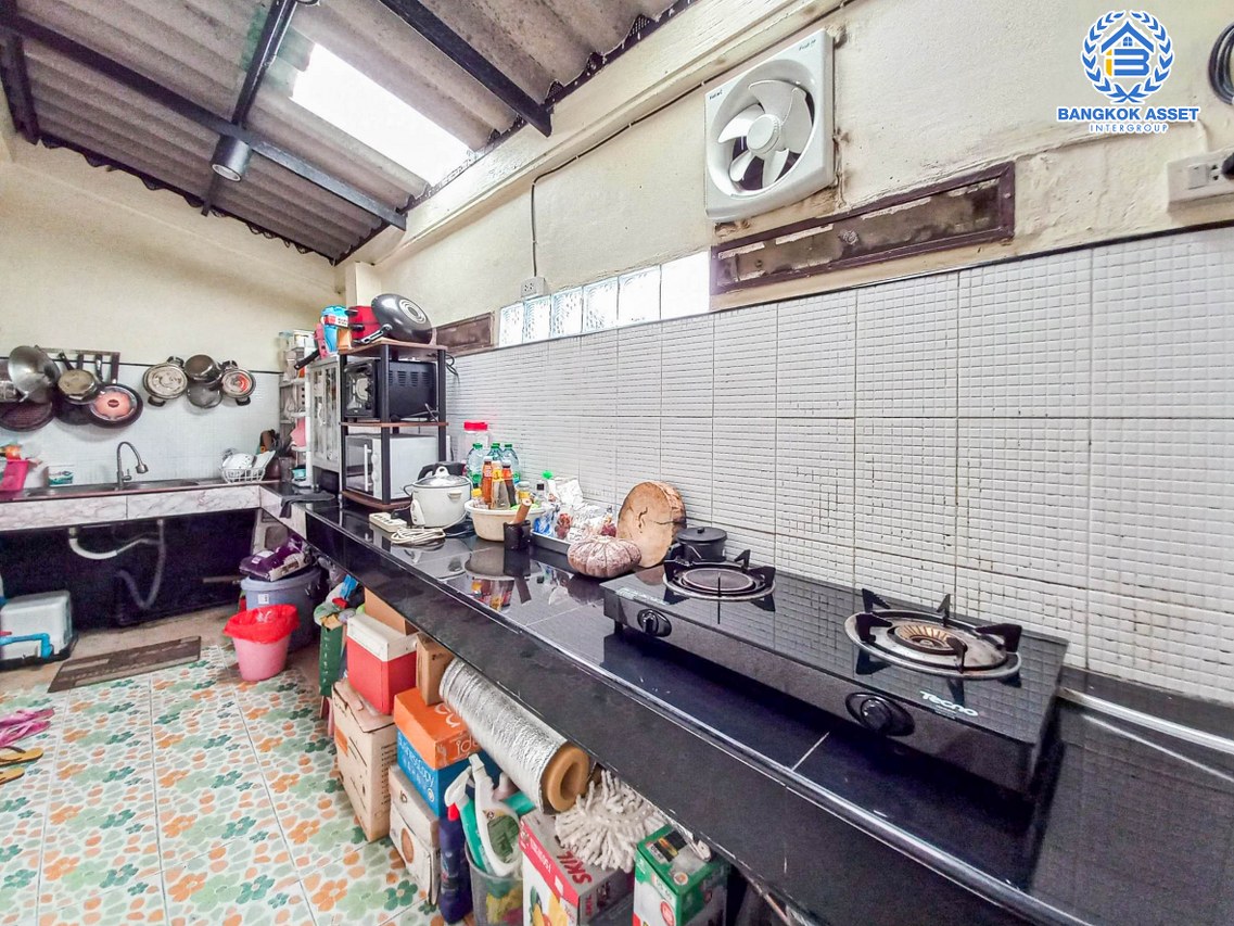 *****ทาวน์เฮ้าส์มือสองกรุงเทพฯ หมู่บ้าน อมรทรัพย์ สุวินทวงศ์ เนื้อที่กว้าง 21 ตร.ว. ฟังก์ชัน 2 ห้องนอน 2 ห้องน้ำ 2 ที่จอดรถ เข้าอยู่ได้เลย อากาศดี บนทำเลดี เชื่อมต่อถนนมีนบุรี, ถนนสุวินทวงศ์, ถนนรามคำแหง ใกล้รถไฟฟ้าสายสีชมพู "สถานีมีนบุรี" จองเลย!