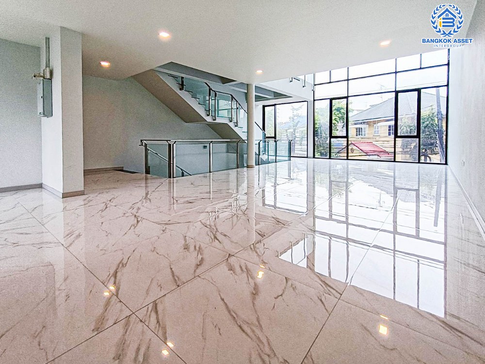 *****อาคารพาณิชย์มือหนึ่งสูง 4 ชั้น ซอยลาดพร้าว87 ลาดพร้าว เนื้อที่กว้างขวางกว่า 49.80 ตร.ว. ฟังก์ชัน 2 ห้องนอน 6 ห้องน้ำ 2 ที่จอดรถ บ้านสวยตกแต่งครบ มีลิฟท์ อยู่ในย่านที่เหมาะสำหรับทำธุรกิจ ตั้งบนทำเลดี ใก้ลรถไฟฟ้าสายสีเหลือง "สถานีลาดพร้าว83" และใกล้จุดขึ้นทางด่วน "รามอินทรา-อาจณรงค์"