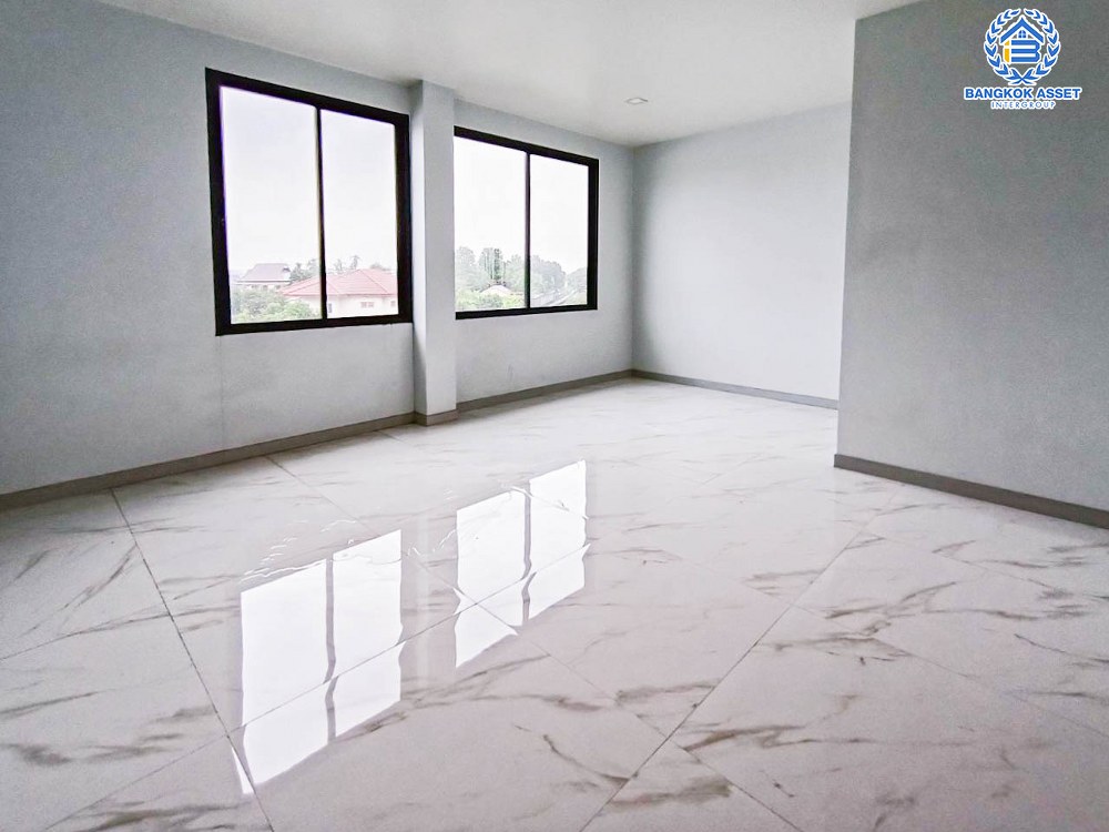 *****อาคารพาณิชย์มือหนึ่งสูง 4 ชั้น ซอยลาดพร้าว87 ลาดพร้าว เนื้อที่กว้างขวางกว่า 49.80 ตร.ว. ฟังก์ชัน 2 ห้องนอน 6 ห้องน้ำ 2 ที่จอดรถ บ้านสวยตกแต่งครบ มีลิฟท์ อยู่ในย่านที่เหมาะสำหรับทำธุรกิจ ตั้งบนทำเลดี ใก้ลรถไฟฟ้าสายสีเหลือง "สถานีลาดพร้าว83" และใกล้จุดขึ้นทางด่วน "รามอินทรา-อาจณรงค์"