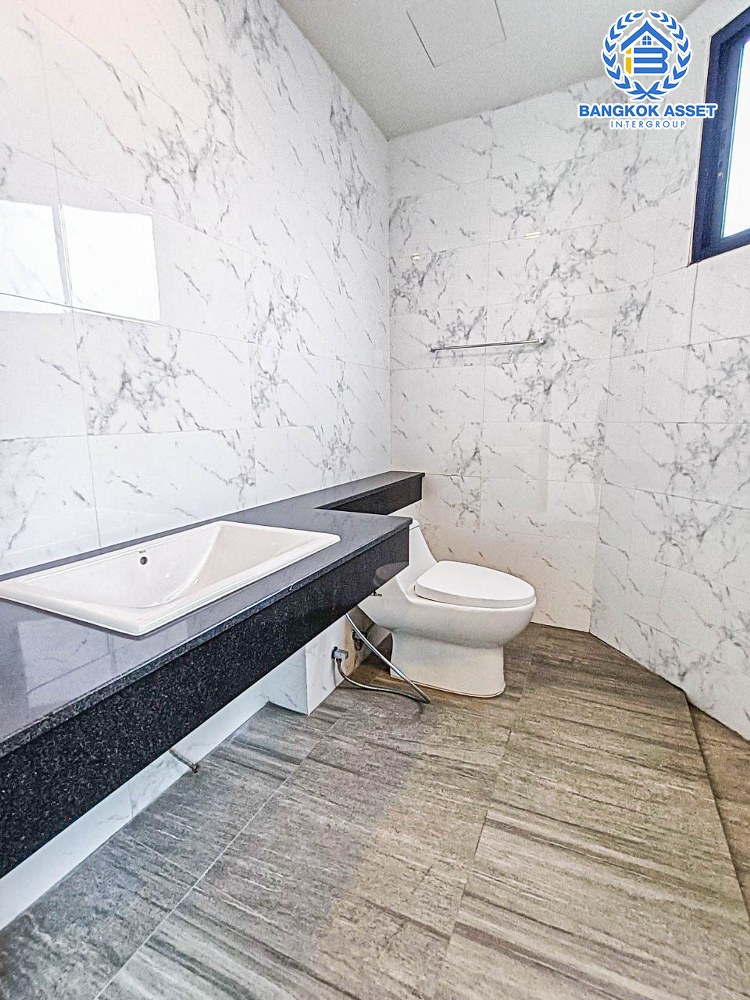 *****อาคารพาณิชย์มือหนึ่งสูง 4 ชั้น ซอยลาดพร้าว87 ลาดพร้าว เนื้อที่กว้างขวางกว่า 49.80 ตร.ว. ฟังก์ชัน 2 ห้องนอน 6 ห้องน้ำ 2 ที่จอดรถ บ้านสวยตกแต่งครบ มีลิฟท์ อยู่ในย่านที่เหมาะสำหรับทำธุรกิจ ตั้งบนทำเลดี ใก้ลรถไฟฟ้าสายสีเหลือง "สถานีลาดพร้าว83" และใกล้จุดขึ้นทางด่วน "รามอินทรา-อาจณรงค์"