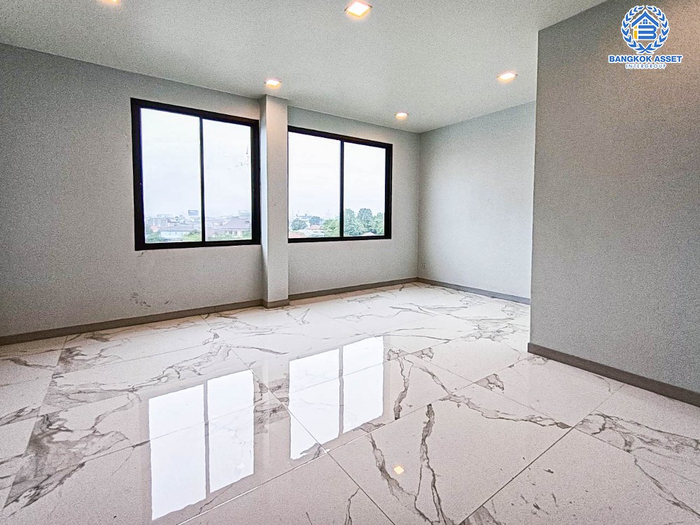 *****อาคารพาณิชย์มือหนึ่งสูง 4 ชั้น ซอยลาดพร้าว87 ลาดพร้าว เนื้อที่กว้างขวางกว่า 49.80 ตร.ว. ฟังก์ชัน 2 ห้องนอน 6 ห้องน้ำ 2 ที่จอดรถ บ้านสวยตกแต่งครบ มีลิฟท์ อยู่ในย่านที่เหมาะสำหรับทำธุรกิจ ตั้งบนทำเลดี ใก้ลรถไฟฟ้าสายสีเหลือง "สถานีลาดพร้าว83" และใกล้จุดขึ้นทางด่วน "รามอินทรา-อาจณรงค์"