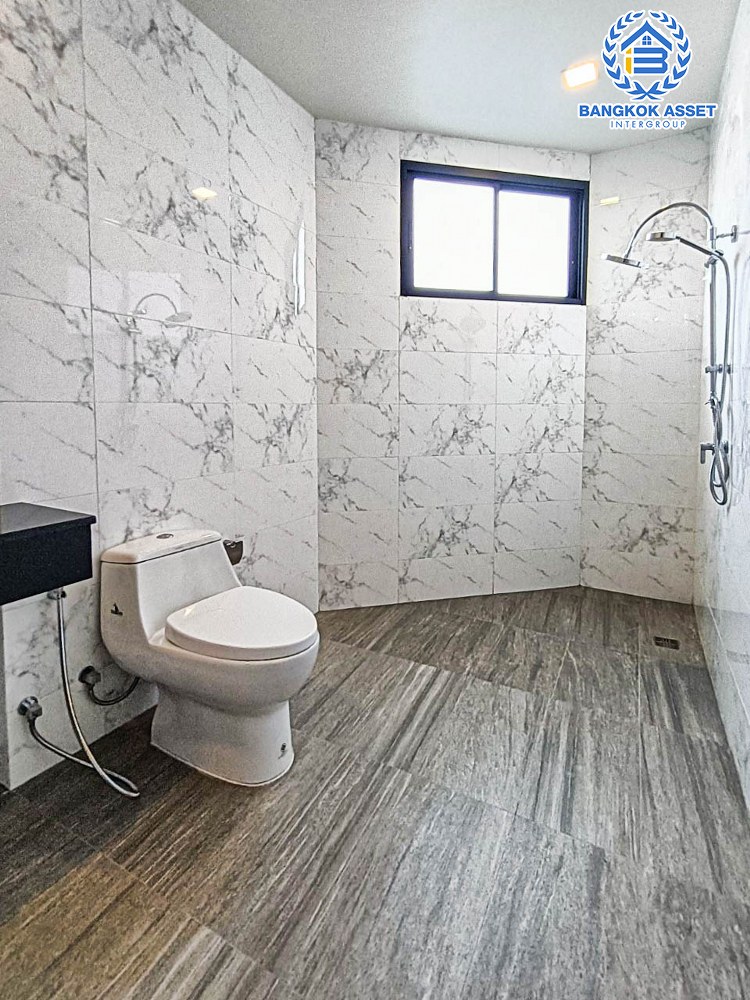 *****อาคารพาณิชย์มือหนึ่งสูง 4 ชั้น ซอยลาดพร้าว87 ลาดพร้าว เนื้อที่กว้างขวางกว่า 49.80 ตร.ว. ฟังก์ชัน 2 ห้องนอน 6 ห้องน้ำ 2 ที่จอดรถ บ้านสวยตกแต่งครบ มีลิฟท์ อยู่ในย่านที่เหมาะสำหรับทำธุรกิจ ตั้งบนทำเลดี ใก้ลรถไฟฟ้าสายสีเหลือง "สถานีลาดพร้าว83" และใกล้จุดขึ้นทางด่วน "รามอินทรา-อาจณรงค์"