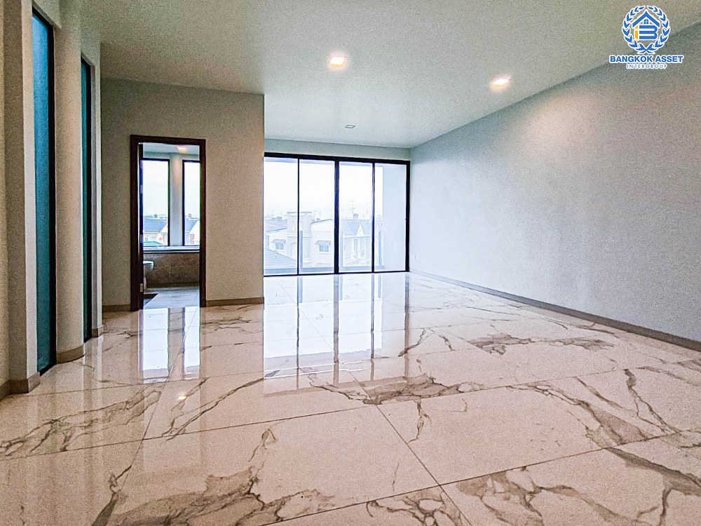 *****อาคารพาณิชย์มือหนึ่งสูง 4 ชั้น ซอยลาดพร้าว87 ลาดพร้าว เนื้อที่กว้างขวางกว่า 49.80 ตร.ว. ฟังก์ชัน 2 ห้องนอน 6 ห้องน้ำ 2 ที่จอดรถ บ้านสวยตกแต่งครบ มีลิฟท์ อยู่ในย่านที่เหมาะสำหรับทำธุรกิจ ตั้งบนทำเลดี ใก้ลรถไฟฟ้าสายสีเหลือง "สถานีลาดพร้าว83" และใกล้จุดขึ้นทางด่วน "รามอินทรา-อาจณรงค์"