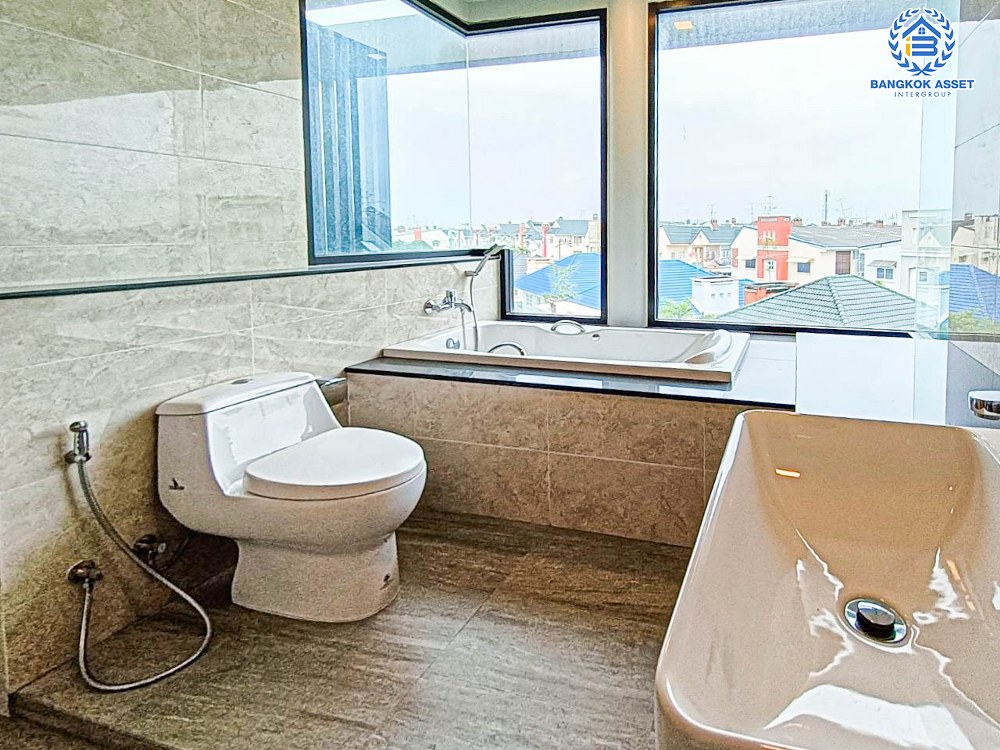 *****อาคารพาณิชย์มือหนึ่งสูง 4 ชั้น ซอยลาดพร้าว87 ลาดพร้าว เนื้อที่กว้างขวางกว่า 49.80 ตร.ว. ฟังก์ชัน 2 ห้องนอน 6 ห้องน้ำ 2 ที่จอดรถ บ้านสวยตกแต่งครบ มีลิฟท์ อยู่ในย่านที่เหมาะสำหรับทำธุรกิจ ตั้งบนทำเลดี ใก้ลรถไฟฟ้าสายสีเหลือง "สถานีลาดพร้าว83" และใกล้จุดขึ้นทางด่วน "รามอินทรา-อาจณรงค์"