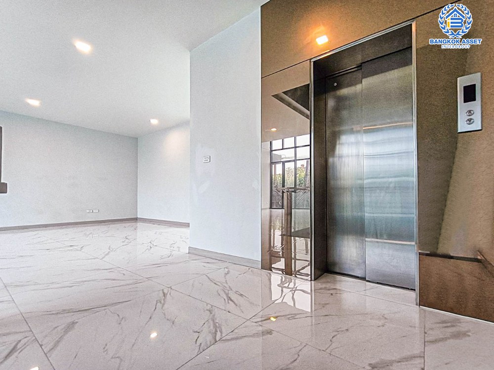 *****อาคารพาณิชย์มือหนึ่งสูง 4 ชั้น ซอยลาดพร้าว87 ลาดพร้าว เนื้อที่กว้างขวางกว่า 49.80 ตร.ว. ฟังก์ชัน 2 ห้องนอน 6 ห้องน้ำ 2 ที่จอดรถ บ้านสวยตกแต่งครบ มีลิฟท์ อยู่ในย่านที่เหมาะสำหรับทำธุรกิจ ตั้งบนทำเลดี ใก้ลรถไฟฟ้าสายสีเหลือง "สถานีลาดพร้าว83" และใกล้จุดขึ้นทางด่วน "รามอินทรา-อาจณรงค์"