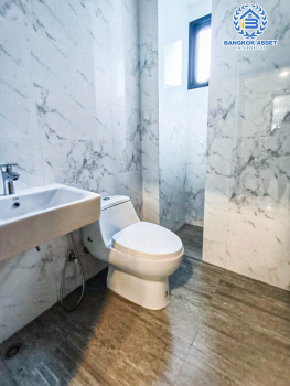 *****อาคารพาณิชย์มือหนึ่งสูง 4 ชั้น ซอยลาดพร้าว87 ลาดพร้าว เนื้อที่กว้างขวางกว่า 49.80 ตร.ว. ฟังก์ชัน 2 ห้องนอน 6 ห้องน้ำ 2 ที่จอดรถ บ้านสวยตกแต่งครบ มีลิฟท์ อยู่ในย่านที่เหมาะสำหรับทำธุรกิจ ตั้งบนทำเลดี ใก้ลรถไฟฟ้าสายสีเหลือง "สถานีลาดพร้าว83" และใกล้จุดขึ้นทางด่วน "รามอินทรา-อาจณรงค์"